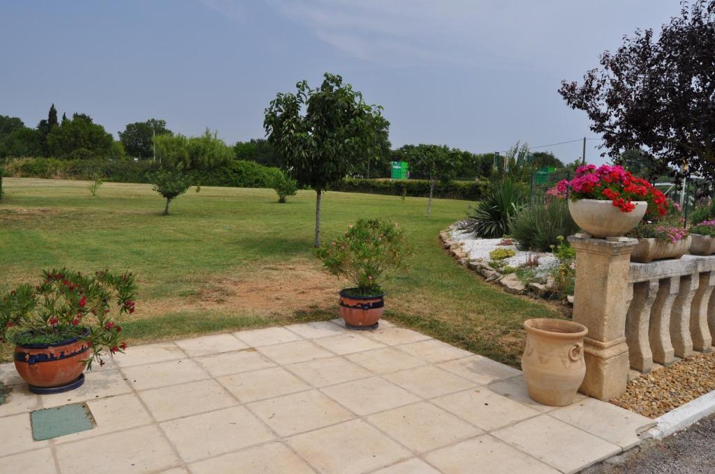Les Mimosas Hotel Lunel  Exterior photo
